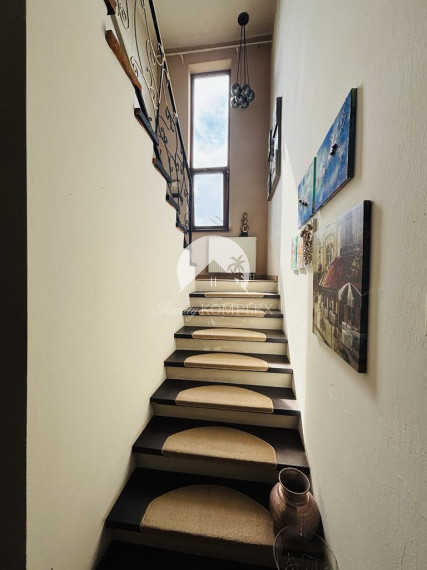 Reality KOMPLEX s.r.o. ponúka na predaj priestranný rodinný dom v meste Kolárovo, ktorý je vďaka svojej dispozícii vhodný aj pre dvojgeneračné bývanie.