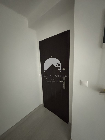 Reality KOMPLEX s.r.o. Vám ponúka EXKLIZÍVNE na predaj kompletne zrekonštruovaný 3-izbový byt s balkónom v obci Zemianska Olča, v okrese Komárno.