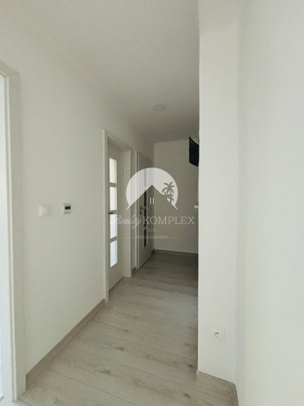 Reality KOMPLEX s.r.o. Vám ponúka EXKLIZÍVNE na predaj kompletne zrekonštruovaný 3-izbový byt s balkónom v obci Zemianska Olča, v okrese Komárno.