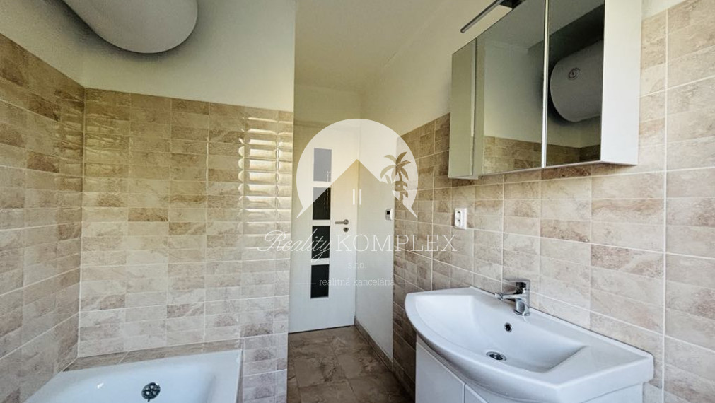 Reality KOMPLEX s.r.o. Vám ponúka EXKLIZÍVNE na predaj kompletne zrekonštruovaný 3-izbový byt s balkónom v obci Zemianska Olča, v okrese Komárno.