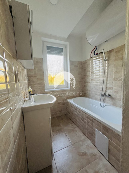 Reality KOMPLEX s.r.o. Vám ponúka EXKLIZÍVNE na predaj kompletne zrekonštruovaný 3-izbový byt s balkónom v obci Zemianska Olča, v okrese Komárno.