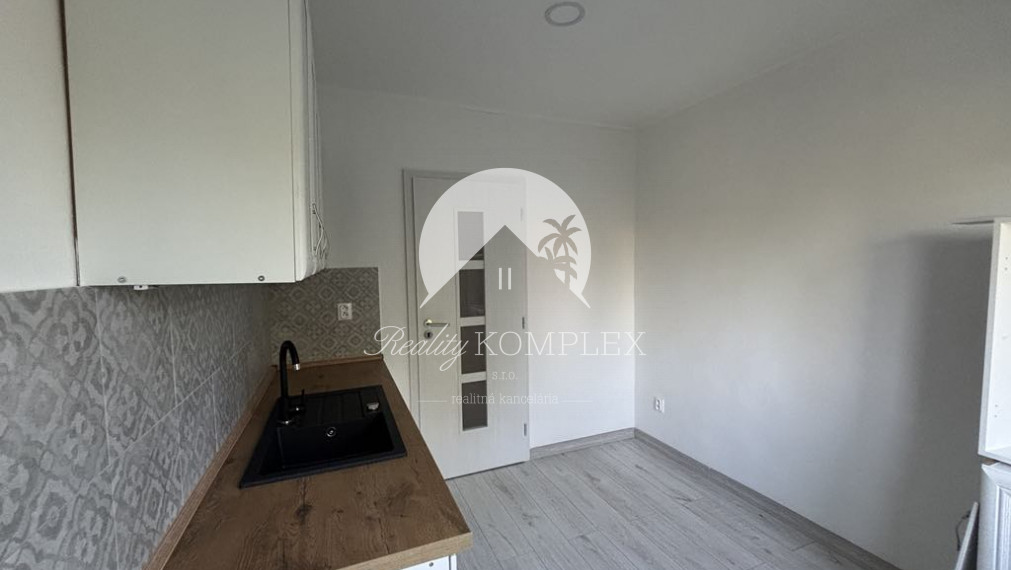 Reality KOMPLEX s.r.o. Vám ponúka EXKLIZÍVNE na predaj kompletne zrekonštruovaný 3-izbový byt s balkónom v obci Zemianska Olča, v okrese Komárno.