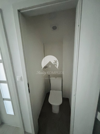 Reality KOMPLEX s.r.o. Vám ponúka EXKLIZÍVNE na predaj kompletne zrekonštruovaný 3-izbový byt s balkónom v obci Zemianska Olča, v okrese Komárno.