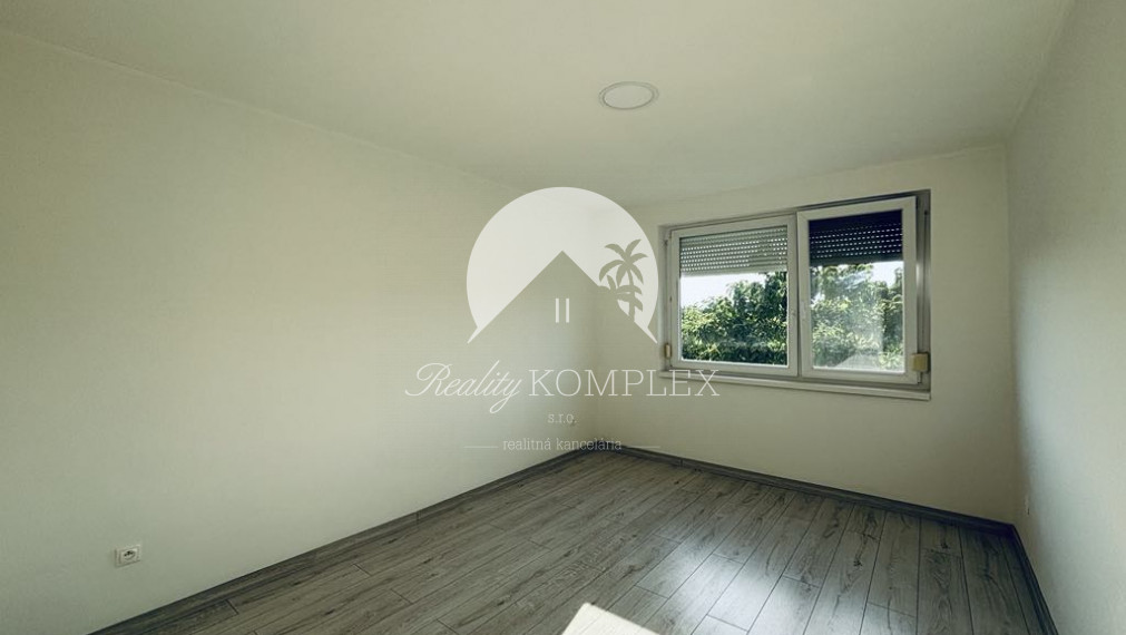 Reality KOMPLEX s.r.o. Vám ponúka EXKLIZÍVNE na predaj kompletne zrekonštruovaný 3-izbový byt s balkónom v obci Zemianska Olča, v okrese Komárno.