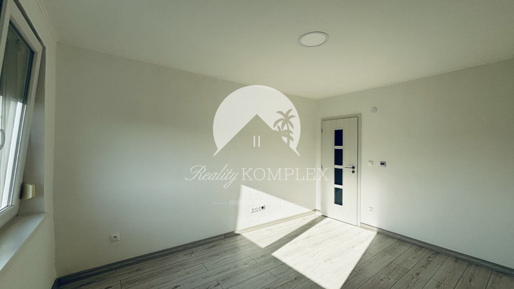 Reality KOMPLEX s.r.o. Vám ponúka EXKLIZÍVNE na predaj kompletne zrekonštruovaný 3-izbový byt s balkónom v obci Zemianska Olča, v okrese Komárno.