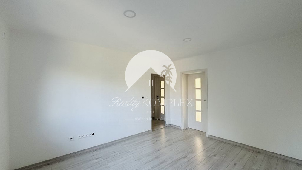 Reality KOMPLEX s.r.o. Vám ponúka EXKLIZÍVNE na predaj kompletne zrekonštruovaný 3-izbový byt s balkónom v obci Zemianska Olča, v okrese Komárno.