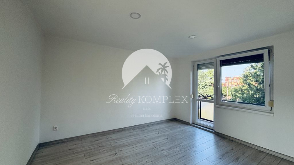 Reality KOMPLEX s.r.o. Vám ponúka EXKLIZÍVNE na predaj kompletne zrekonštruovaný 3-izbový byt s balkónom v obci Zemianska Olča, v okrese Komárno.