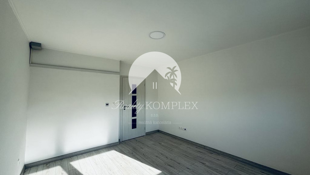 Reality KOMPLEX s.r.o. Vám ponúka EXKLIZÍVNE na predaj kompletne zrekonštruovaný 3-izbový byt s balkónom v obci Zemianska Olča, v okrese Komárno.