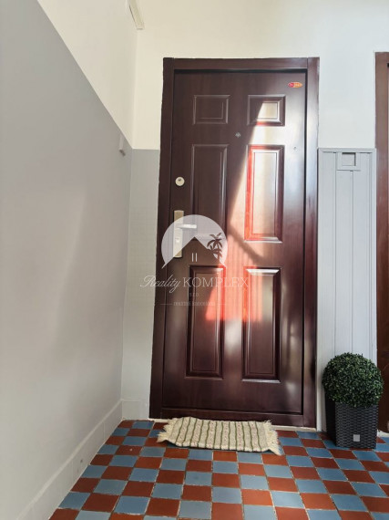 Reality KOMPLEX s.r.o. Vám ponúka EXKLIZÍVNE na predaj kompletne zrekonštruovaný 3-izbový byt s balkónom v obci Zemianska Olča, v okrese Komárno.