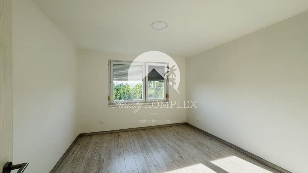 Reality KOMPLEX s.r.o. Vám ponúka EXKLIZÍVNE na predaj kompletne zrekonštruovaný 3-izbový byt s balkónom v obci Zemianska Olča, v okrese Komárno.