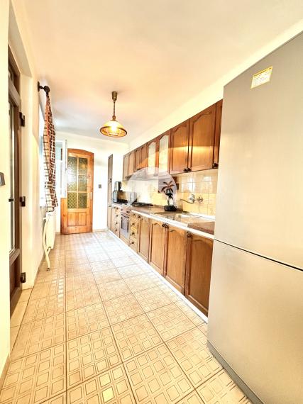 Reality KOMPLEX s.r.o. ponúka na PRENÁJOM 5 izbový rodinný dom s bazénom, záhradou a s garážou v Novej Stráži, časť Komárno !!!