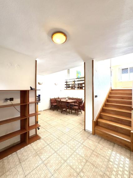 Reality KOMPLEX s.r.o. ponúka na PRENÁJOM 5 izbový rodinný dom s bazénom, záhradou a s garážou v Novej Stráži, časť Komárno !!!