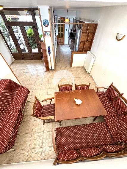 Reality KOMPLEX s.r.o. ponúka na PRENÁJOM 5 izbový rodinný dom s bazénom, záhradou a s garážou v Novej Stráži, časť Komárno !!!