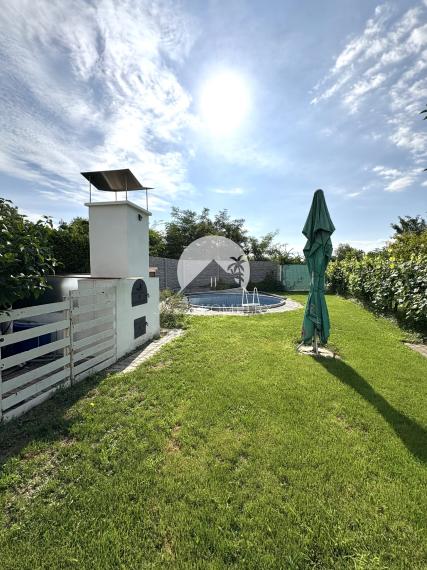 Reality KOMPLEX s.r.o. ponúka na PRENÁJOM 5 izbový rodinný dom s bazénom, záhradou a s garážou v Novej Stráži, časť Komárno !!!