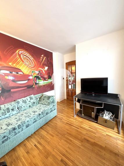 Reality KOMPLEX s.r.o. ponúka na PRENÁJOM 5 izbový rodinný dom s bazénom, záhradou a s garážou v Novej Stráži, časť Komárno !!!