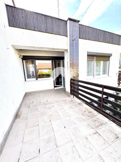 Reality KOMPLEX s.r.o. ponúka na PRENÁJOM 5 izbový rodinný dom s bazénom, záhradou a s garážou v Novej Stráži, časť Komárno !!!