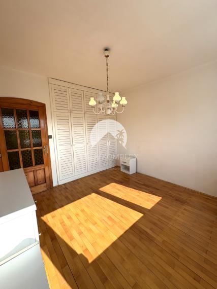 Reality KOMPLEX s.r.o. ponúka na PRENÁJOM 5 izbový rodinný dom s bazénom, záhradou a s garážou v Novej Stráži, časť Komárno !!!