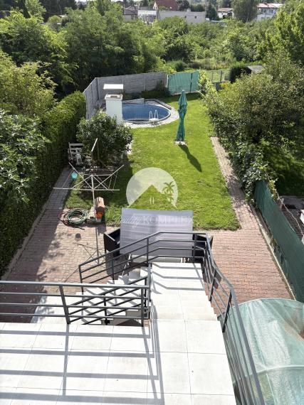 Reality KOMPLEX s.r.o. ponúka na PRENÁJOM 5 izbový rodinný dom s bazénom, záhradou a s garážou v Novej Stráži, časť Komárno !!!