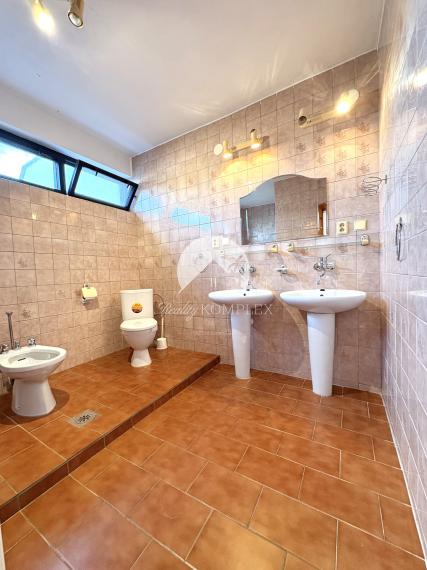 Reality KOMPLEX s.r.o. ponúka na PRENÁJOM 5 izbový rodinný dom s bazénom, záhradou a s garážou v Novej Stráži, časť Komárno !!!