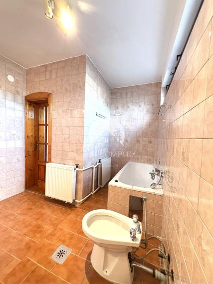 Reality KOMPLEX s.r.o. ponúka na PRENÁJOM 5 izbový rodinný dom s bazénom, záhradou a s garážou v Novej Stráži, časť Komárno !!!