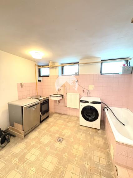 Reality KOMPLEX s.r.o. ponúka na PRENÁJOM 5 izbový rodinný dom s bazénom, záhradou a s garážou v Novej Stráži, časť Komárno !!!