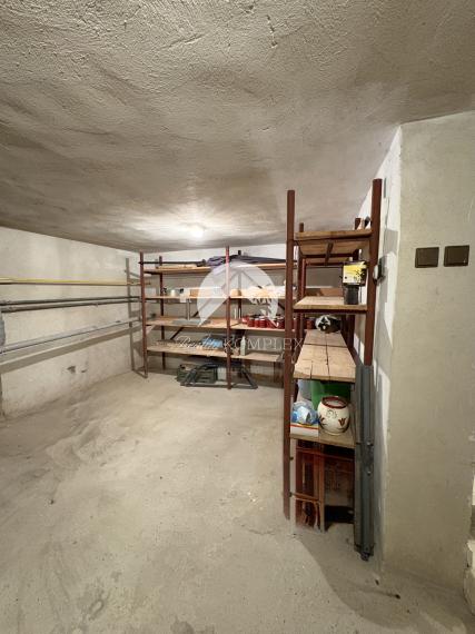 Reality KOMPLEX s.r.o. ponúka na PRENÁJOM 5 izbový rodinný dom s bazénom, záhradou a s garážou v Novej Stráži, časť Komárno !!!