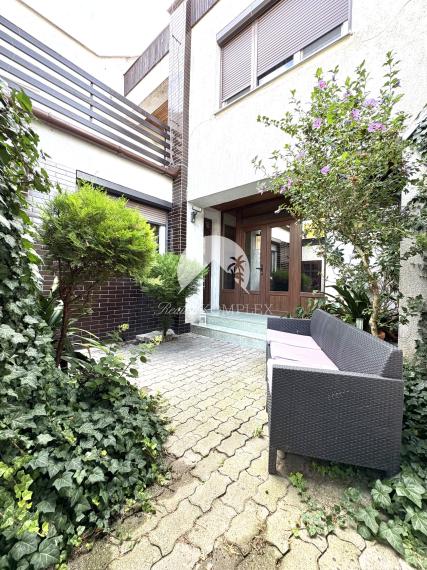 Reality KOMPLEX s.r.o. ponúka na PRENÁJOM 5 izbový rodinný dom s bazénom, záhradou a s garážou v Novej Stráži, časť Komárno !!!