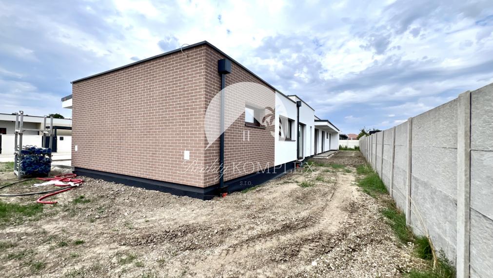 Reality KOMPLEX s.r.o. ponúka na PREDAJ 5 izbový rodinný dom-NOVOSTAVBU s garážou v Miloslavove