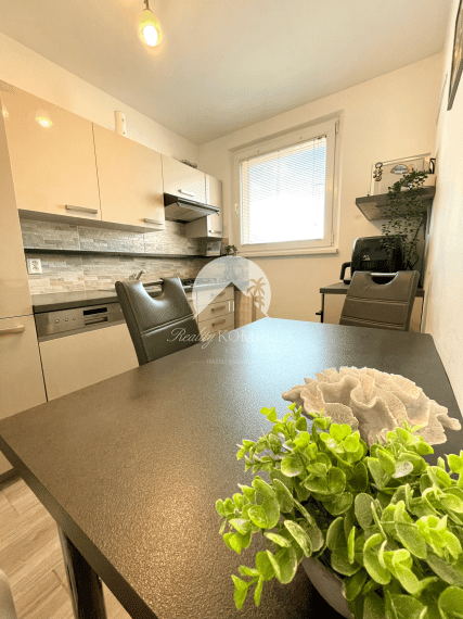 LEN U NÁS - Reality KOMPLEX s.r.o. Vám ponúka 4-izbový byt po čiastočnej rekonštrukcii vo Veľkom Mederi