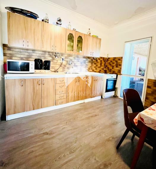 Reality KOMPLEX s.r.o. Vám ponúka na predaj priestranný 4-izbový rodinný dom s garážou a veľkým pozemkom v obci Okoč