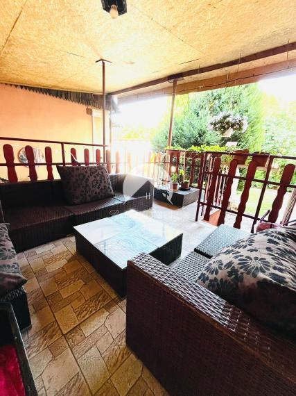 Reality KOMPLEX s.r.o. Vám ponúka na predaj priestranný 4-izbový rodinný dom s garážou a veľkým pozemkom v obci Okoč