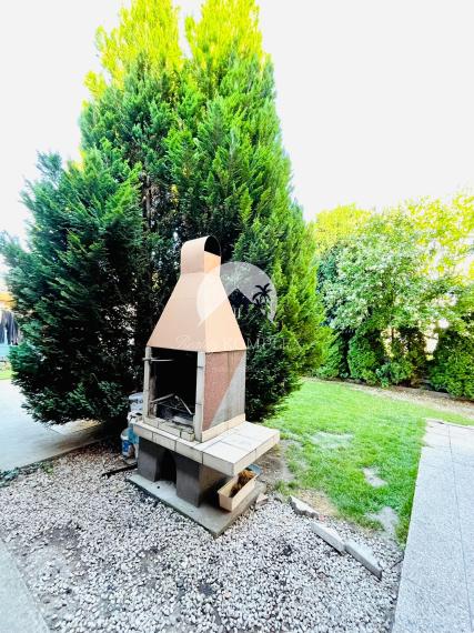 Reality KOMPLEX s.r.o. Vám ponúka na predaj priestranný 4-izbový rodinný dom s garážou a veľkým pozemkom v obci Okoč