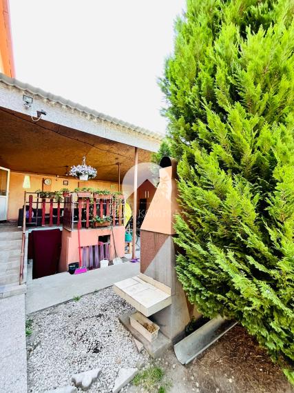 Reality KOMPLEX s.r.o. Vám ponúka na predaj priestranný 4-izbový rodinný dom s garážou a veľkým pozemkom v obci Okoč