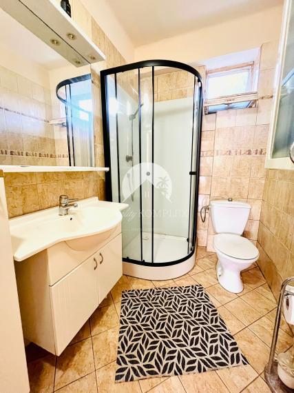 Reality KOMPLEX s.r.o. Vám ponúka na predaj priestranný 4-izbový rodinný dom s garážou a veľkým pozemkom v obci Okoč