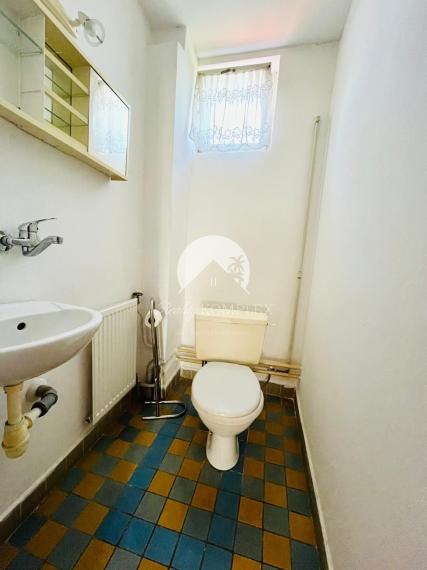 Reality KOMPLEX s.r.o. Vám ponúka na predaj priestranný 4-izbový rodinný dom s garážou a veľkým pozemkom v obci Okoč