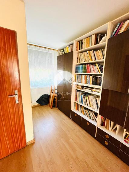 Reality KOMPLEX s.r.o. Vám ponúka na predaj priestranný 4-izbový rodinný dom s garážou a veľkým pozemkom v obci Okoč