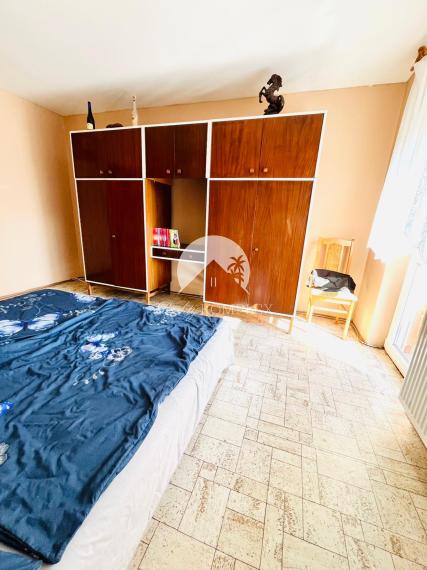 Reality KOMPLEX s.r.o. Vám ponúka na predaj priestranný 4-izbový rodinný dom s garážou a veľkým pozemkom v obci Okoč