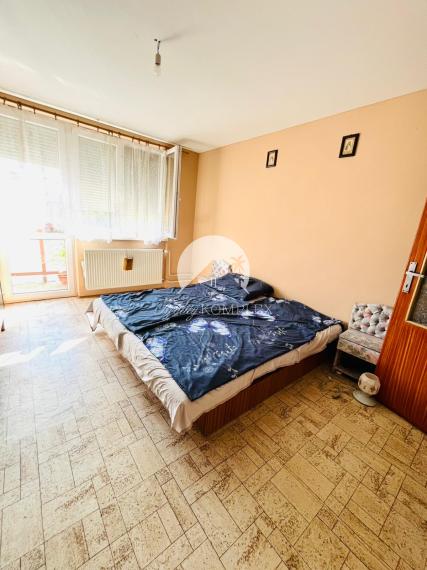 Reality KOMPLEX s.r.o. Vám ponúka na predaj priestranný 4-izbový rodinný dom s garážou a veľkým pozemkom v obci Okoč