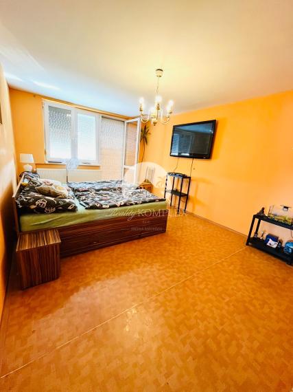 Reality KOMPLEX s.r.o. Vám ponúka na predaj priestranný 4-izbový rodinný dom s garážou a veľkým pozemkom v obci Okoč