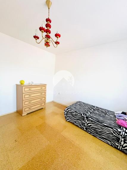 Reality KOMPLEX s.r.o. Vám ponúka na predaj priestranný 4-izbový rodinný dom s garážou a veľkým pozemkom v obci Okoč