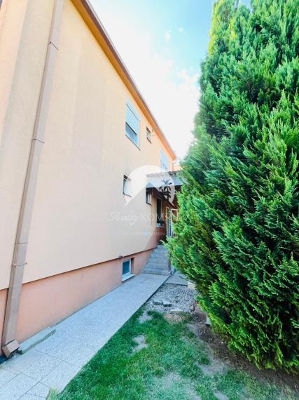 Reality KOMPLEX s.r.o. Vám ponúka na predaj priestranný 4-izbový rodinný dom s garážou a veľkým pozemkom v obci Okoč