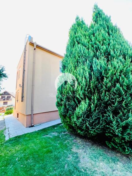 Reality KOMPLEX s.r.o. Vám ponúka na predaj priestranný 4-izbový rodinný dom s garážou a veľkým pozemkom v obci Okoč