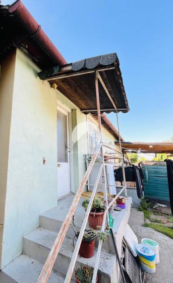 Reality KOMPLEX s.r.o. Vám ponúka na predaj priestranný 4-izbový rodinný dom s garážou a veľkým pozemkom v obci Okoč