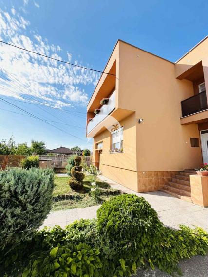 Reality KOMPLEX s.r.o. Vám ponúka na predaj priestranný 4-izbový rodinný dom s garážou a veľkým pozemkom v obci Okoč