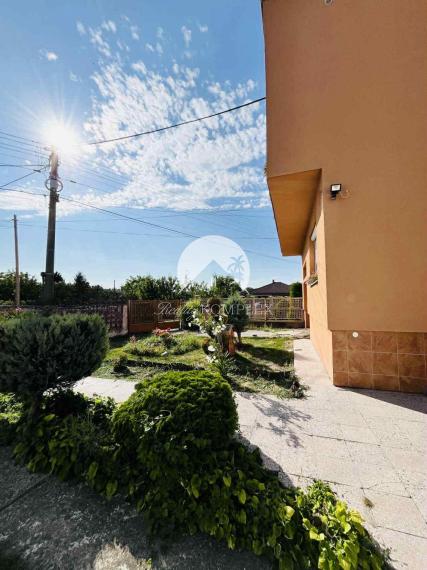 Reality KOMPLEX s.r.o. Vám ponúka na predaj priestranný 4-izbový rodinný dom s garážou a veľkým pozemkom v obci Okoč