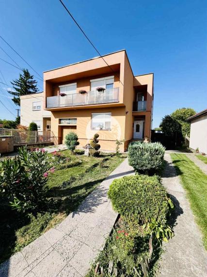 Reality KOMPLEX s.r.o. Vám ponúka na predaj priestranný 4-izbový rodinný dom s garážou a veľkým pozemkom v obci Okoč