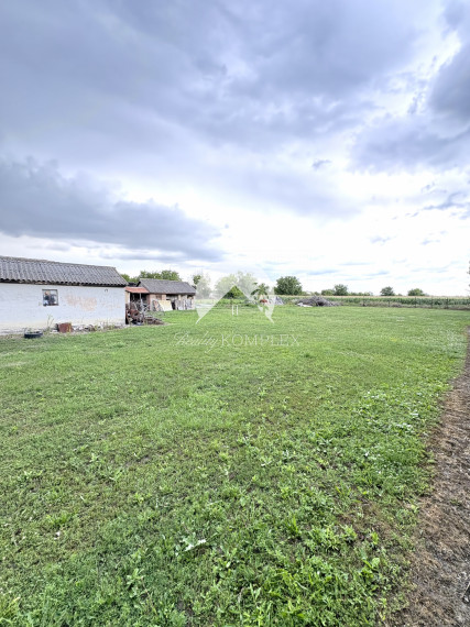 EXKLUZÍVNE IBA U NÁS! Reality KOMPLEX s.r.o. Vám ponúka na predaj rodinný dom nachádzajúci sa v pokojnej obci s veľkým pozemkom v Komárne – mestskej časti Kava.