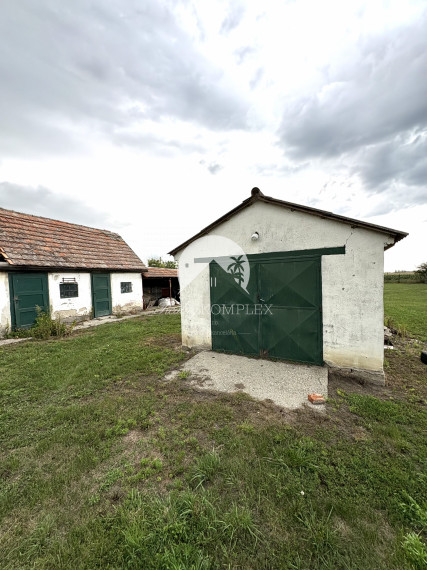 EXKLUZÍVNE IBA U NÁS! Reality KOMPLEX s.r.o. Vám ponúka na predaj rodinný dom nachádzajúci sa v pokojnej obci s veľkým pozemkom v Komárne – mestskej časti Kava.