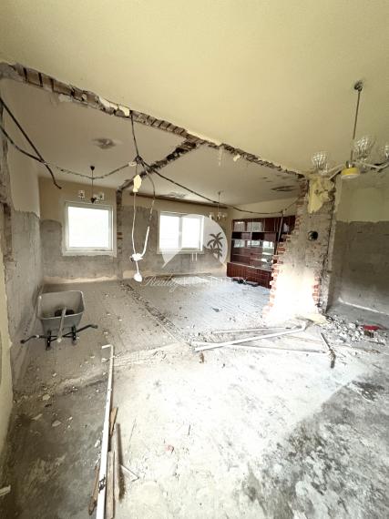 EXKLUZÍVNE IBA U NÁS! Reality KOMPLEX s.r.o. Vám ponúka na predaj rodinný dom nachádzajúci sa v pokojnej obci s veľkým pozemkom v Komárne – mestskej časti Kava.