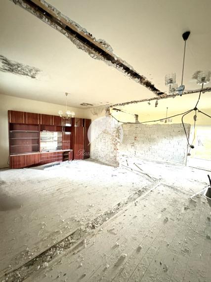 EXKLUZÍVNE IBA U NÁS! Reality KOMPLEX s.r.o. Vám ponúka na predaj rodinný dom nachádzajúci sa v pokojnej obci s veľkým pozemkom v Komárne – mestskej časti Kava.